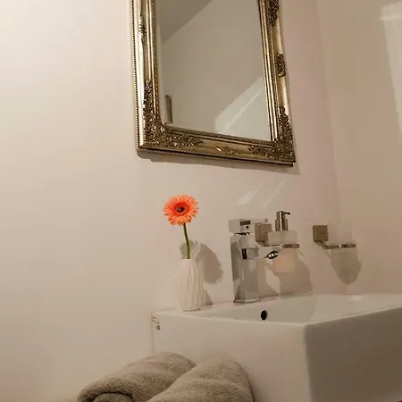 Privatunterkunft Upstairs9000 *